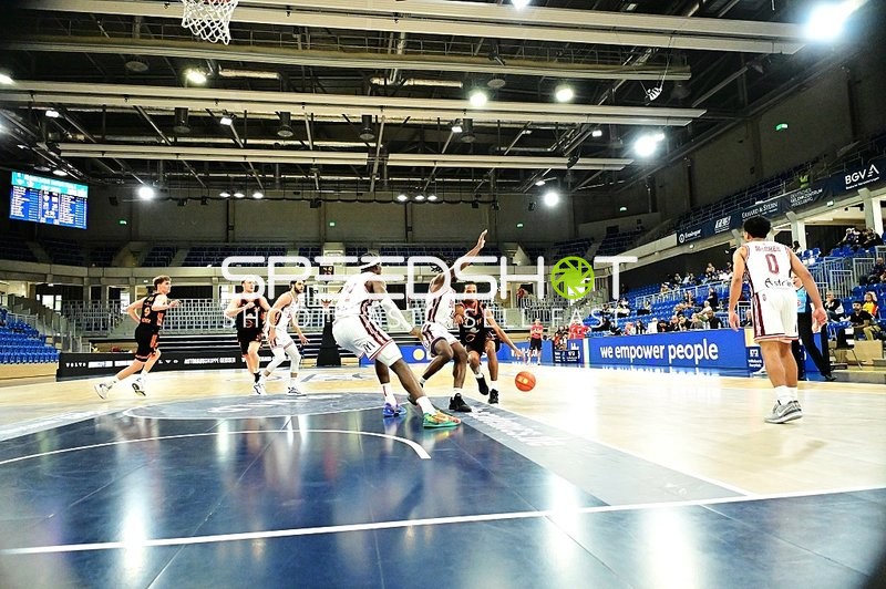 Spieler kämpfen um Ball