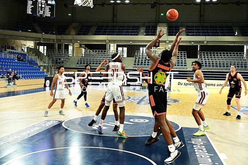 Wurfversuch von Ricky Lindo (23; JL Bourg Basket)