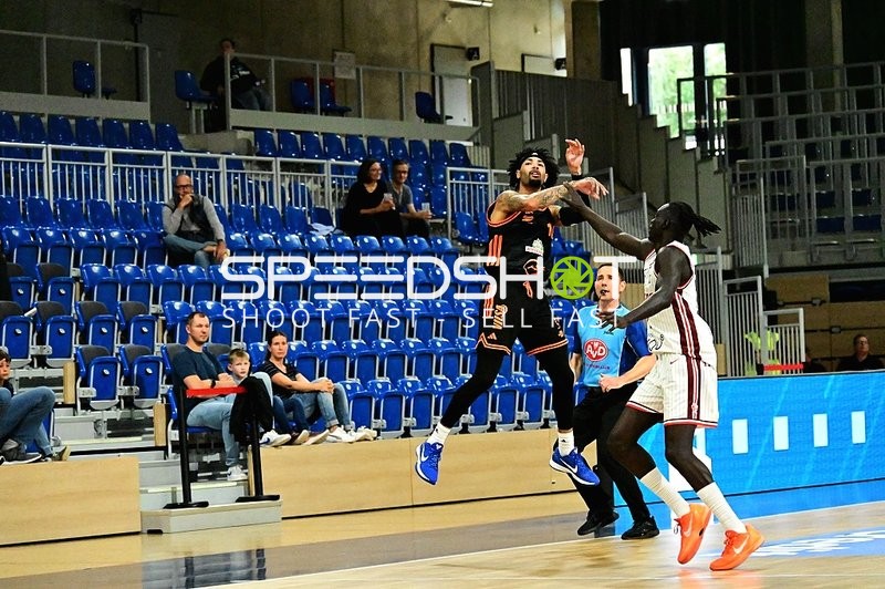 Tevin Brown (10; Rasta Vechta) wirft auf Korb