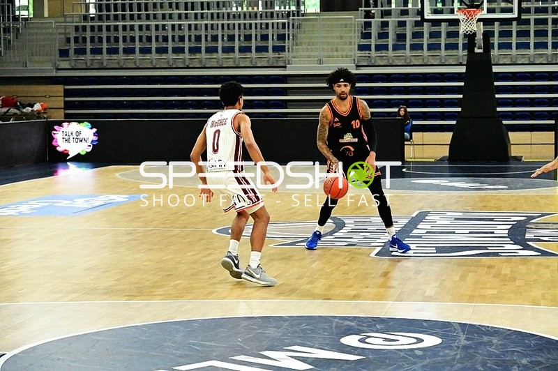 Tevin Brown (10; Rasta Vechta) dribbelt, Darius McGhee (0; JL Bourg Basket) verteidigt