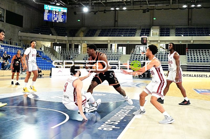 Zweikampf zwischen Alonzo Verge (11; Rasta Vechta) und William McDowell-White (9; JL Bourg Basket)