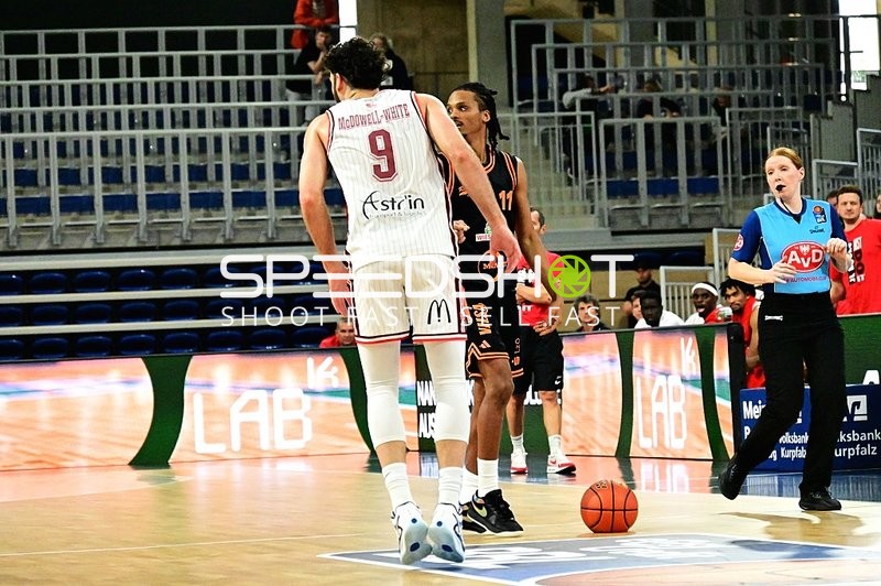 Direktes Duell um den Ball