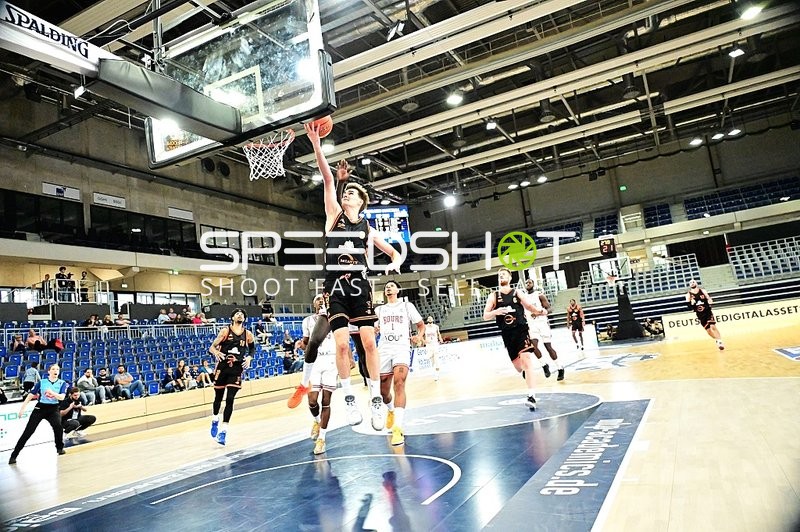 Joschka Ferner (9; Rasta Vechta) wirft auf Korb