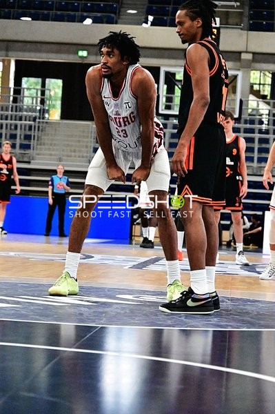 William McDowell-White (9; JL Bourg Basket) und Alonzo Verge (11; Rasta Vechta) auf dem Court