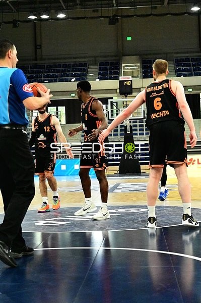 Spieler von Luc van Slooten (6; Rasta Vechta), 5; Rasta Vechta und Tommy Kuhse (12; Rasta Vechta) auf Court