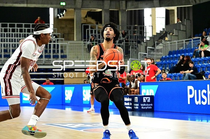 Tevin Brown (10; Rasta Vechta) wirft auf Korb