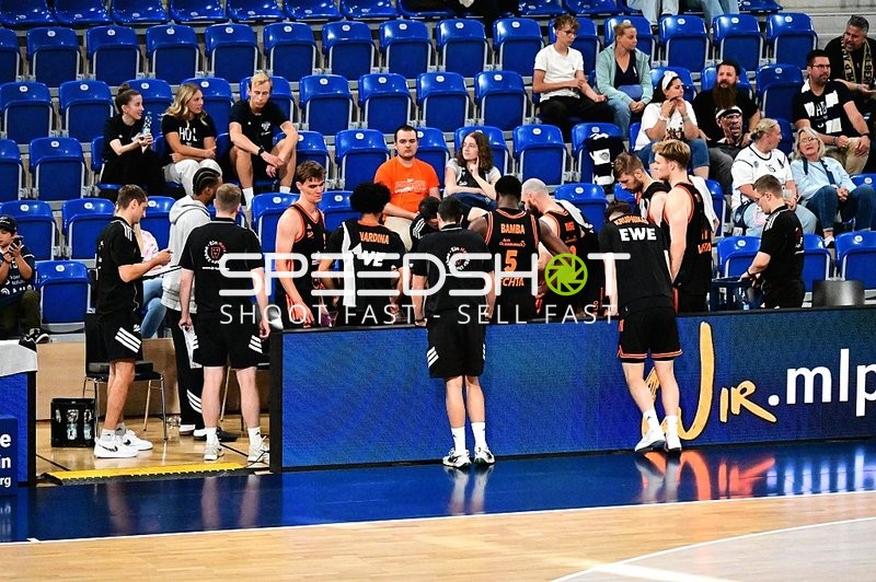 Mannschaftsbesprechung mit Joschka Ferner (9; Rasta Vechta) und Luc van Slooten (6; Rasta Vechta)