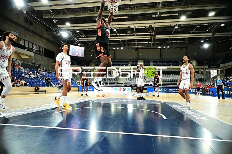 Dunk von Alonzo Verge (11; Rasta Vechta) über William McDowell-White (9; JL Bourg Basket)