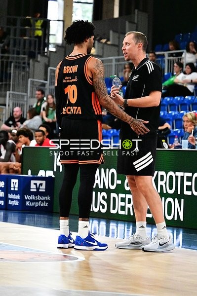 Trainer spricht mit Spieler