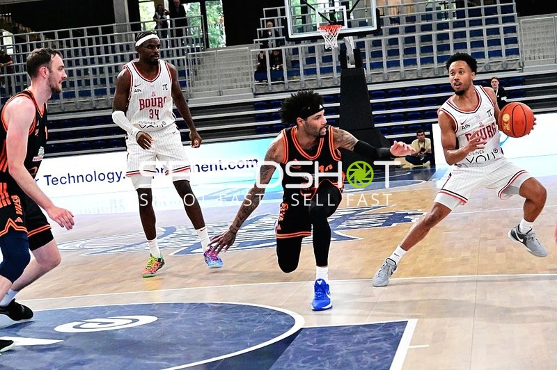 Pass von Kevin Kokila (34; JL Bourg Basket) verteidigt