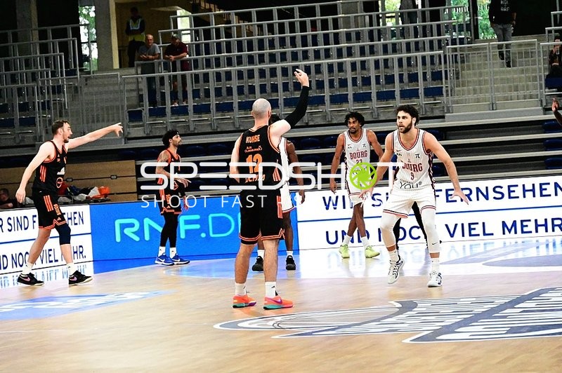 Zweikampf zwischen William McDowell-White (9; JL Bourg Basket) und Philipp Herkenhoff (14; Rasta Vechta)