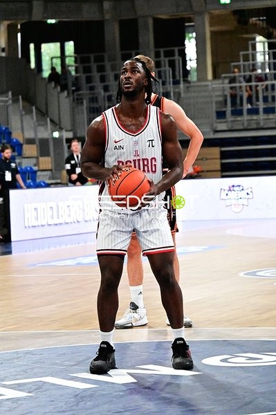 William McDowell-White (9; JL Bourg Basket) hält Ball