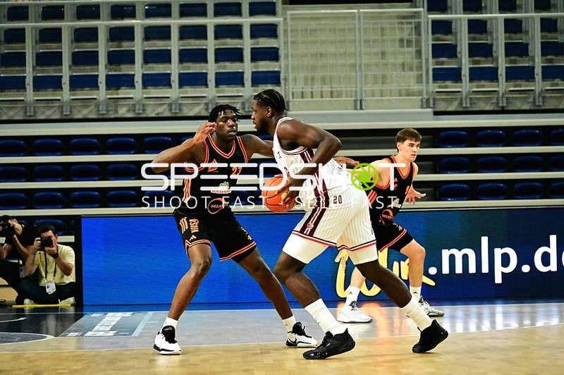 Dreierduell um den Ball