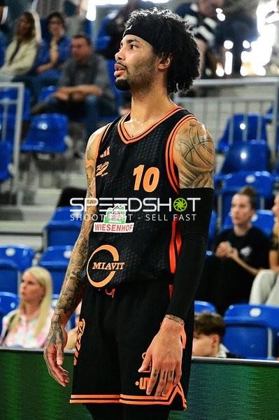 Tevin Brown (10; Rasta Vechta) auf dem Court