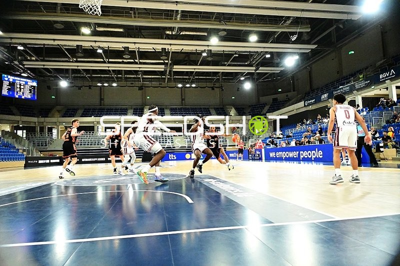 Spieler kämpfen um Ball