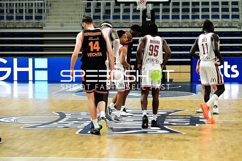 Spieler beider Teams auf Court