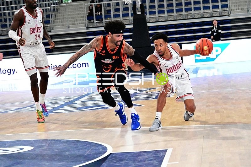 Direktes Duell um den Ball