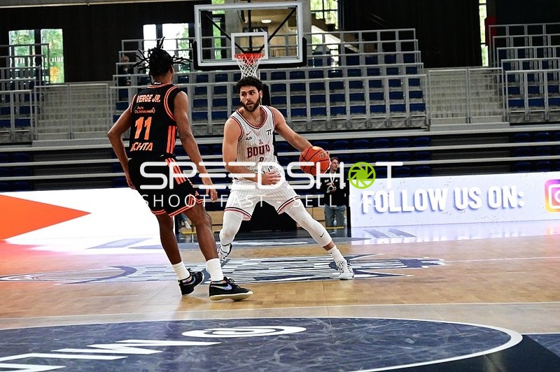 William McDowell-White (9; JL Bourg Basket) dribbelt, Alonzo Verge (11; Rasta Vechta) verteidigt