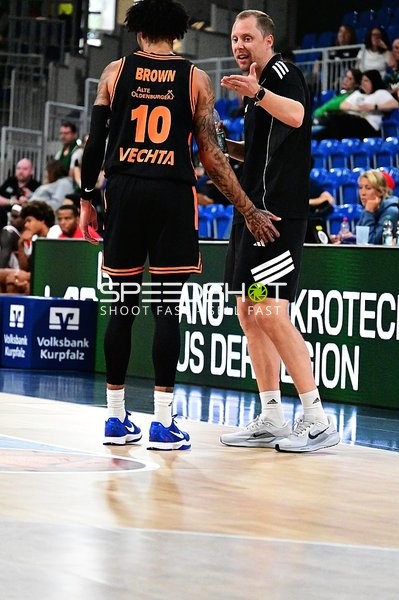 Christian Held mit Tevin Brown (10; Rasta Vechta)