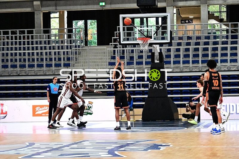 Alonzo Verge (11; Rasta Vechta) wirft Korb