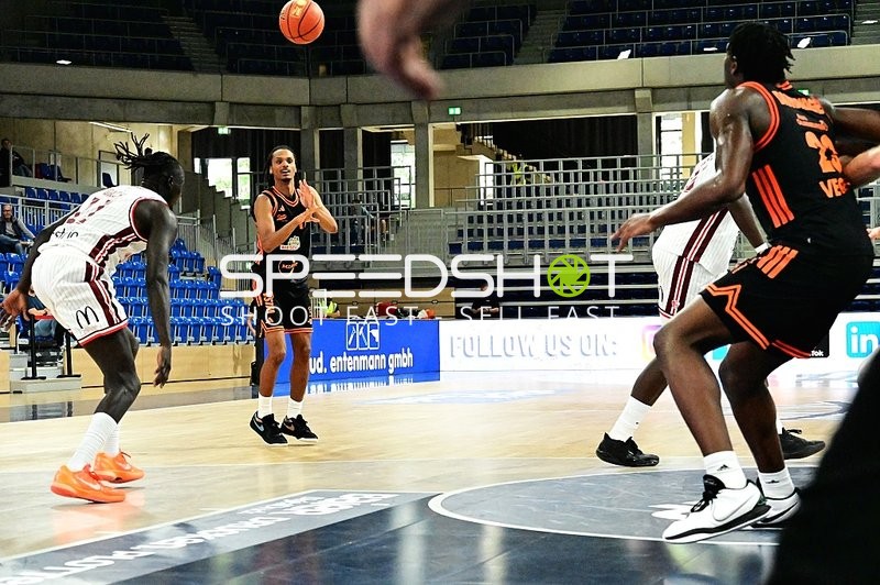 Alonzo Verge (11; Rasta Vechta) wirft auf Korb