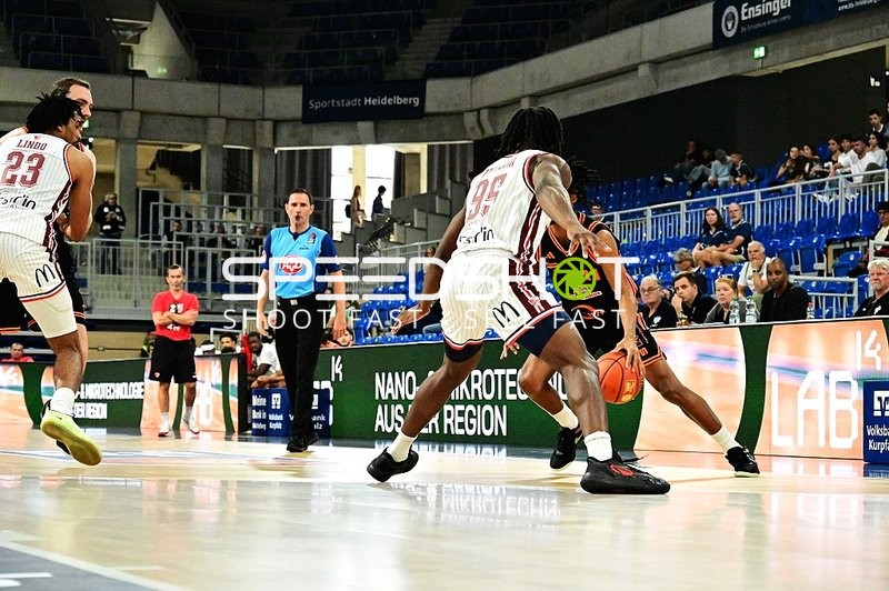 Direktes Duell um den Ball