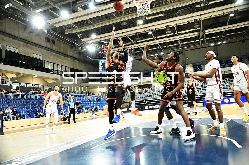 Tre Mitchell (3; JL Bourg Basket) wirft auf Korb