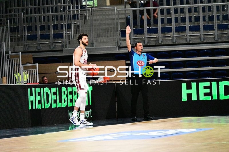 William McDowell-White (9; JL Bourg Basket) mit Ball am Spielfeldrand