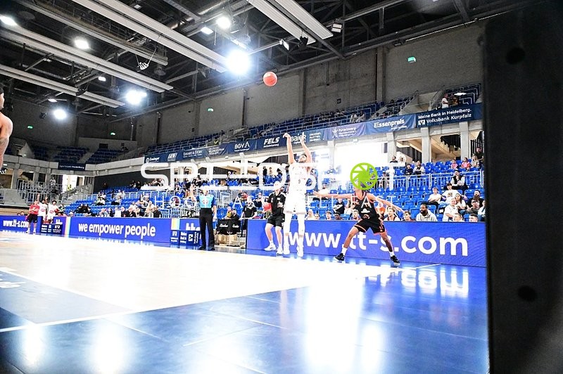 William McDowell-White (9; JL Bourg Basket) wirft auf Korb