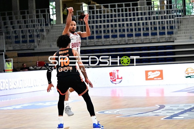 Zweikampf zwischen Darius McGhee (0; JL Bourg Basket) und Tevin Brown (10; Rasta Vechta)