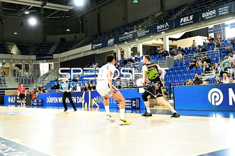 Philipp Herkenhoff (14; Rasta Vechta) verteidigt gegen 1; JL Bourg Basket