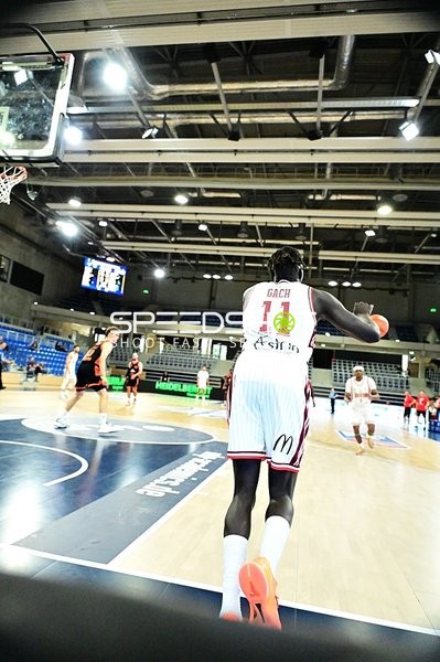 Both Gach (11; JL Bourg Basket) wirft Korb