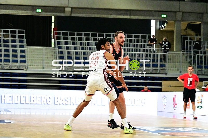 Zweikampf zwischen Philipp Herkenhoff (14; Rasta Vechta) und Ricky Lindo (23; JL Bourg Basket)