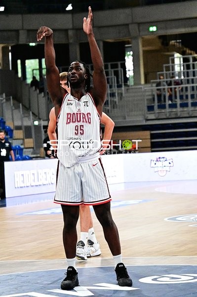 Adam Mokoka (95; JL Bourg Basket) wirft auf Korb