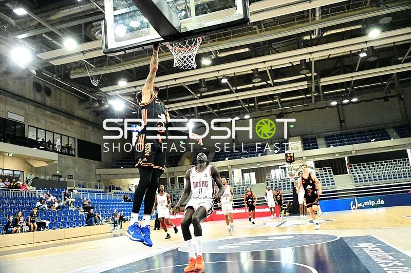 Wurfversuch von Dominik Dolic (8; Rasta Vechta)