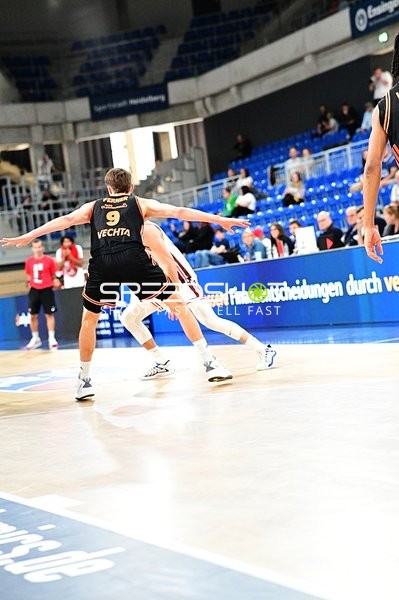 Joschka Ferner (9; Rasta Vechta) verteidigt auf dem Court