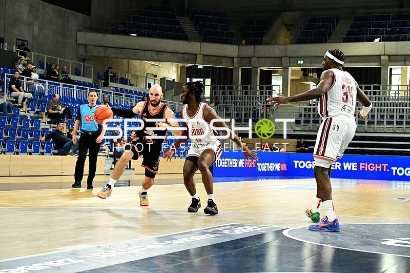 Tommy Kuhse (12; Rasta Vechta) dribbelt am Korb