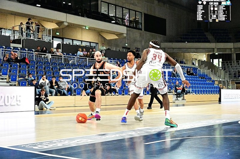 Zweikampf zwischen Tommy Kuhse (12; Rasta Vechta) und Darius McGhee (0; JL Bourg Basket)