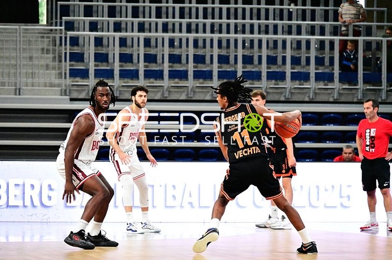 Alonzo Verge (11; Rasta Vechta) dribbelt, William McDowell-White (9; JL Bourg Basket) verteidigt