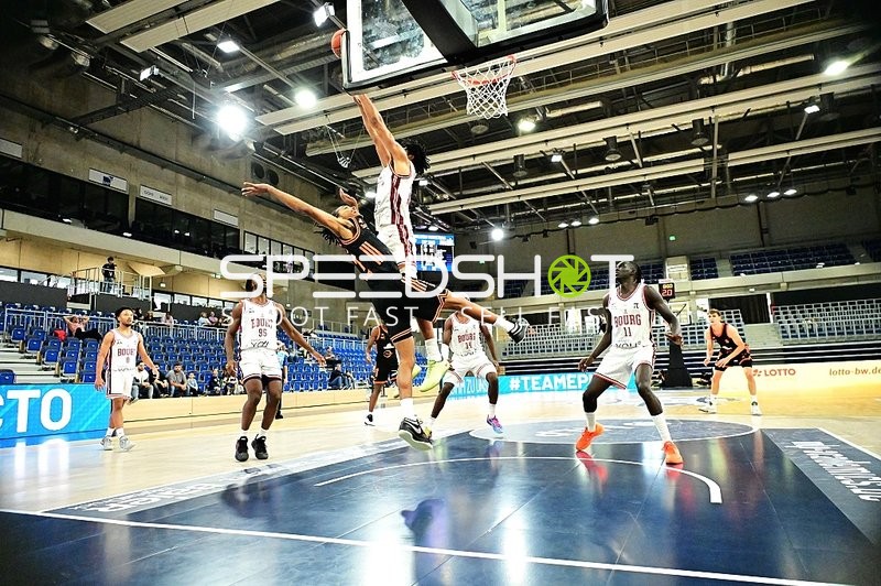 Zweikampf unter dem Korb