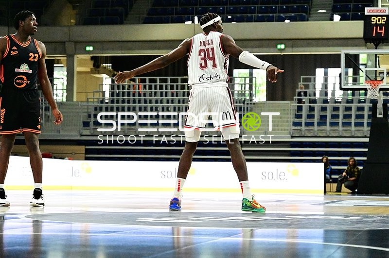 Malcolm Dandridge (23; Rasta Vechta) und Kevin Kokila (34; JL Bourg Basket) auf dem Court