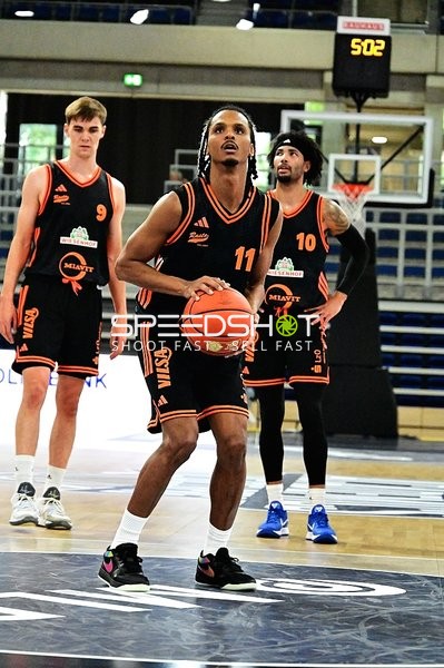 Drei Spieler von Joschka Ferner (9; Rasta Vechta) bis Tevin Brown (10; Rasta Vechta)