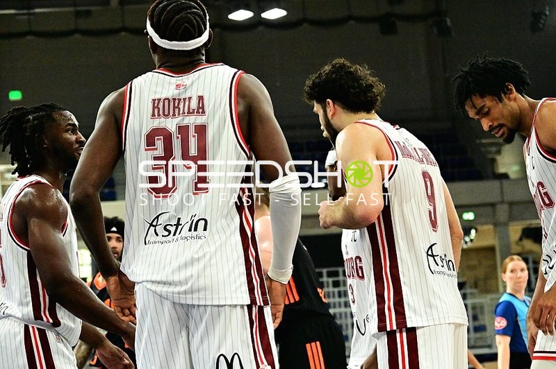 Zwei Spieler auf dem Court