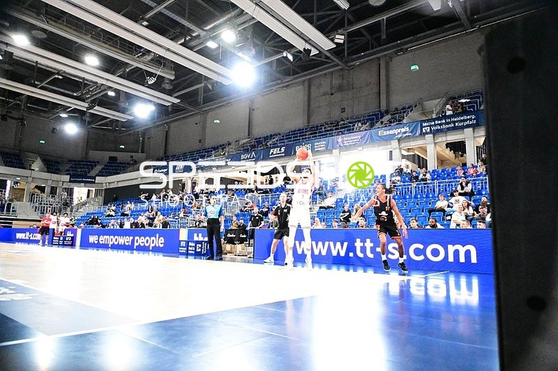 Spieler wirft auf Korb