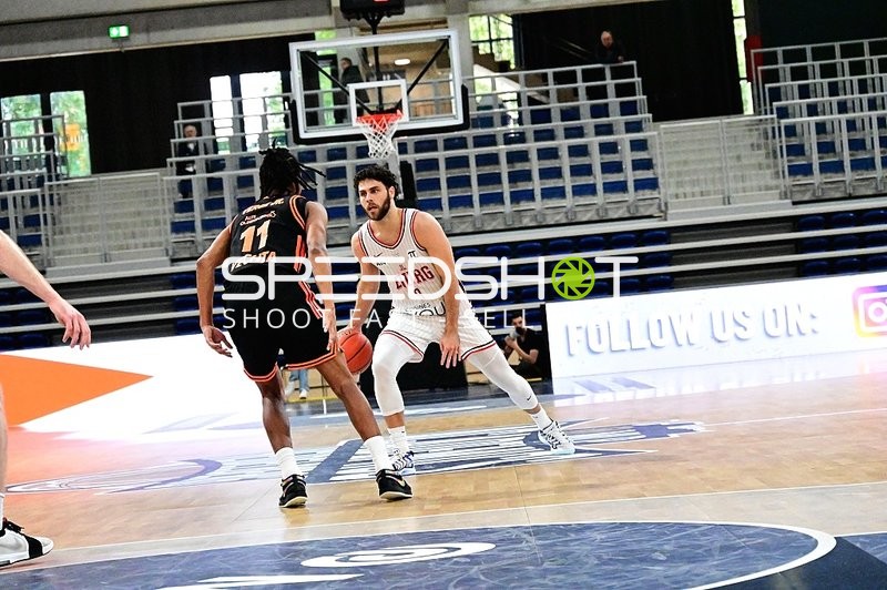 William McDowell-White (9; JL Bourg Basket) dribbelt, Alonzo Verge (11; Rasta Vechta) verteidigt