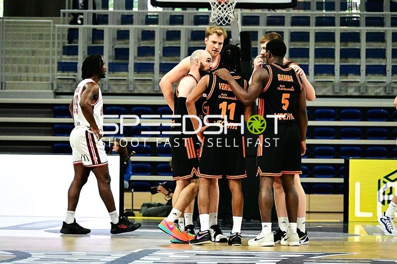 Spieler von Rasta Vechta versammeln sich