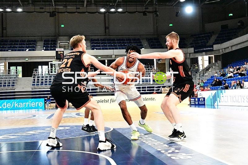 Direktes Duell William McDowell-White (9; JL Bourg Basket) und Lars Thiemann (21; Rasta Vechta)