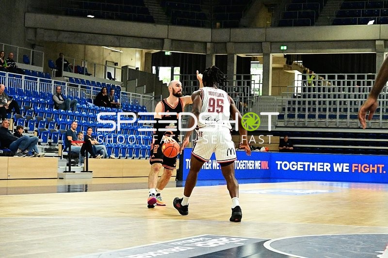 Tommy Kuhse (12; Rasta Vechta) dribbelt gegen Adam Mokoka (95; JL Bourg Basket)