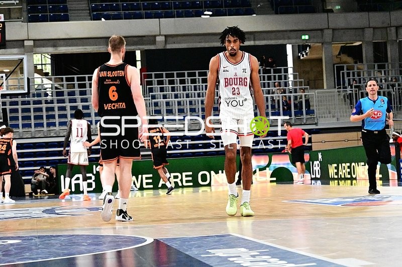 Ricky Lindo (23; JL Bourg Basket) und Luc van Slooten (6; Rasta Vechta) auf dem Court