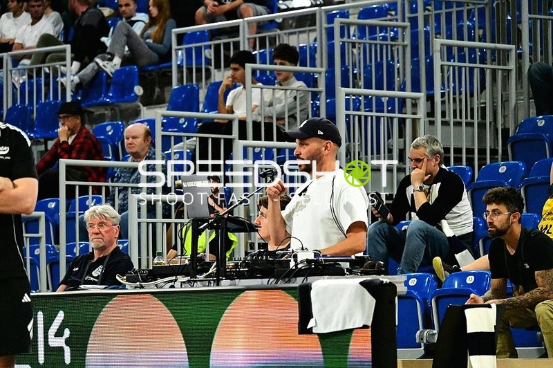 Offizielle und Zuschauer auf Tribüne